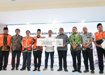 Muzani Serahkan Rp 500 juta Hasil Lelang Sapi ke Baznas untuk Korban Bencana Sumbar