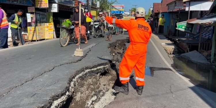 Jalan Veteran Sungai Lulut Ambles, PUPR Kalsel Lakukan Penanganan Darurat dan Siapkan Solusi Permanen.