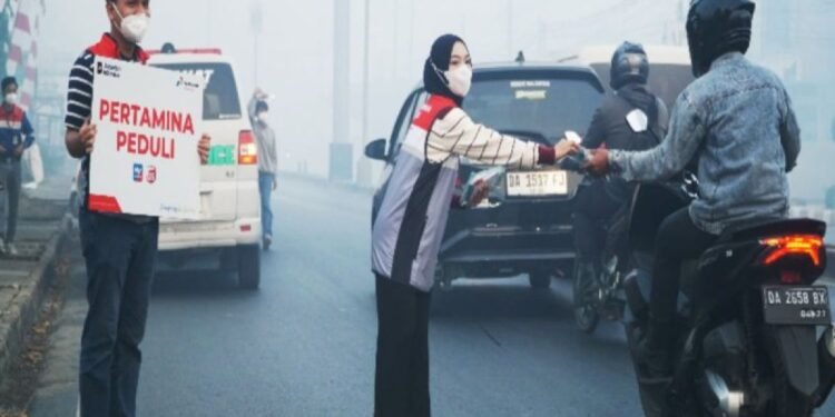 Pertamina Perkuat Penanganan Karhutla Kalsel, Salurkan BBM, APD, Masker dan Vitamin