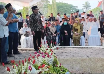 Ratusan Pelayat Antar Mantan Gubernur Kalsel Rudy Ariffin ke Peristirahatan Terakhir