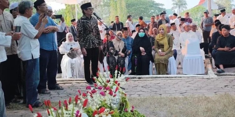 Ratusan Pelayat Antar Mantan Gubernur Kalsel Rudy Ariffin ke Peristirahatan Terakhir